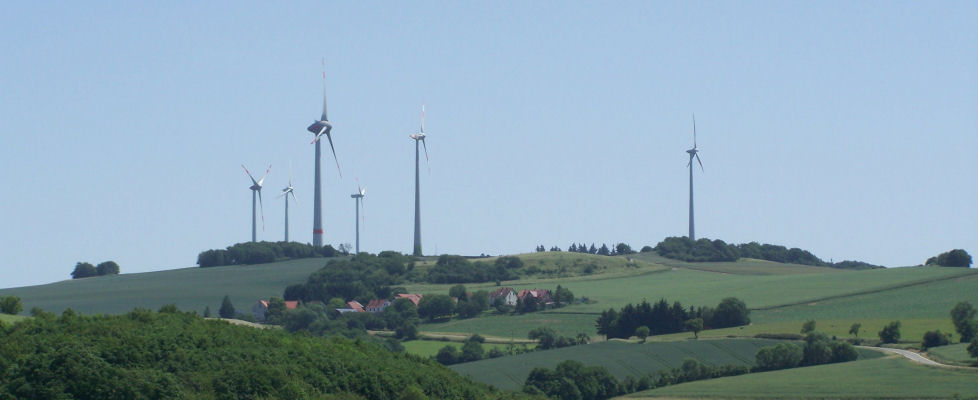 Blick auf die Windkraftanlagen vom Schneebergerhof